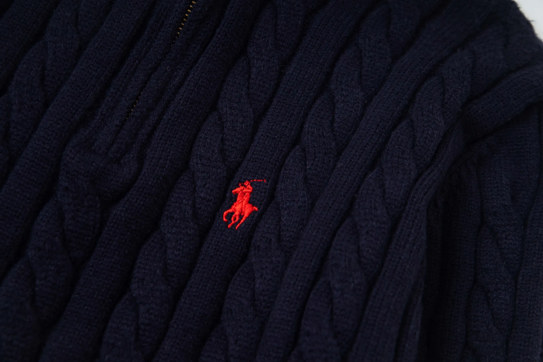 P250 model number: Y196 Ralph Lauren Men's half-zip twist sweater has a really nice style. It can be worn alone or as a jacket to be worn inside or outside. The upper body shows personal fashion charm. Four colors are available. Same style for men and women. A must-have item for new summer products. Hang tag. Hanging beads. Washable packaging bag. Full set of accessories. Very good appearance. Super exquisite workmanship. Size: S-XL